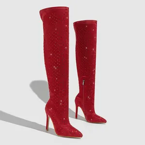 Détails de bottes cuissardes rouges ornées de strass avec un élégant talon aiguille