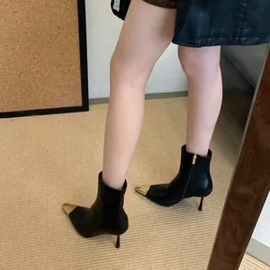Stivaletti neri a spillo eleganti con punta quadrata in metallo dorato da donna