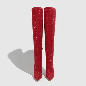 Bottes cuissardes rouges à bout pointu avec strass scintillants et talons aiguilles.