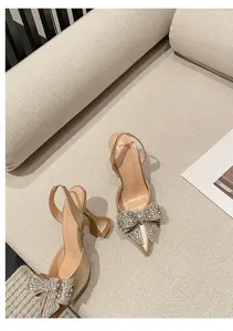 Elegante champagnerfarbene High Heels mit funkelnder Strass-Schleife vorne