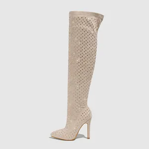 Détail de bottes cuissardes à talons aiguilles ornées de strass de couleur beige