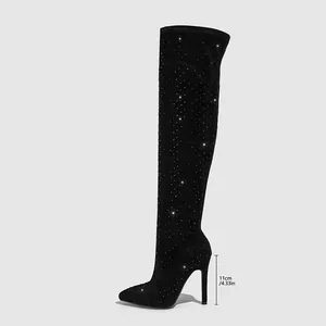 Botte cuissarde noire élégante avec strass et un talon aiguille haut de 11 cm environ.