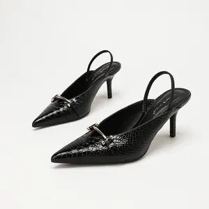 Schwarze Slingback-Pumps mit Krokoprägung, spitzer Zehenpartie und goldener Schnalle.