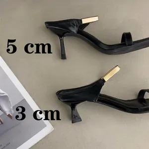 Sandales élégantes à bout carré avec bande en métal doré, disponibles en 3cm et 5cm