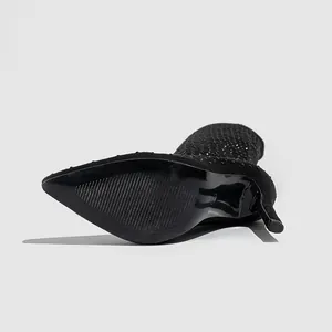 Détail de la semelle antidérapante et du talon aiguille des bottes extensibles à strass