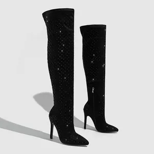 Vue détaillée de bottes au-dessus du genou noires avec strass scintillants et talons aiguilles