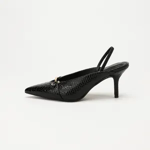 Elegante schwarze spitze Slingback-Stilettos mit Steinmuster und goldener Schnalle