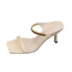 Mules à talons aiguilles chic blanc crème avec bout carré et bride métallique dorée