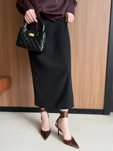 Elegantes tacones de aguja marrones de punta con elegantes lazos de seda al tobillo para mujer