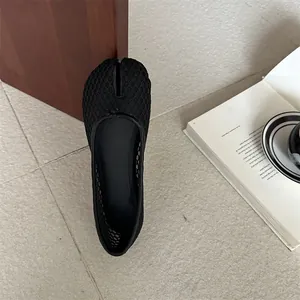 Draufsicht auf schwarze Mesh Tabi Mary Jane Schuhe mit einem feinem Split Toe Detail.