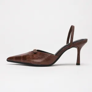Elegantes zapatos destalonados marrones de punta fina con textura de efecto craquelado