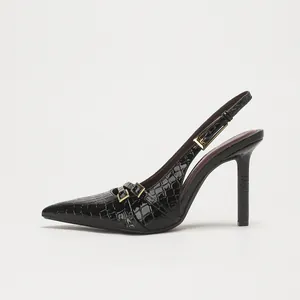 Elegantes tacones vintage negros destalonados con estampado de cocodrilo y hebilla dorada