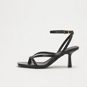 Elegante schwarze PU-Sandaletten mit schmalen Riemen und Pfennigabsatz