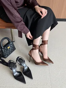 Elegantes sandalias de tacón stiletto francés con cintas de seda y puntera afilada
