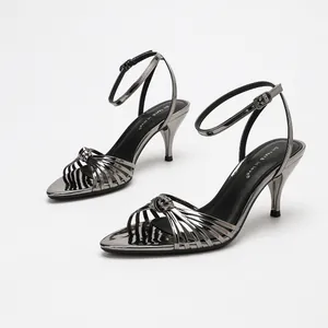 Elegante gunmetal gespiegelte spitze Sandalen mit hohen Absätzen und Knöchelriemen