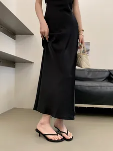 Primo piano di eleganti sandali infradito neri con tacco a spillo per un look chic.