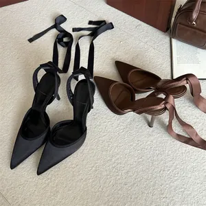 Elegantes tacones vintage con punta estrecha y cintas en el tobillo negro y marrón