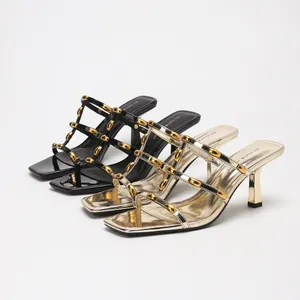 Elegante Mules mit quadratischer Zehenpartie, Goldnieten und Stiletto-Absatz für Damen
