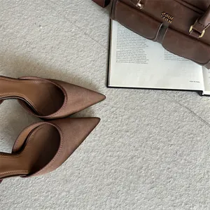 Detalle macro de tacones marrones de punta fina con tira trasera estilo retro francés