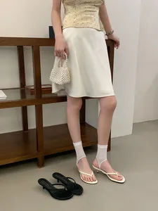 Dettaglio di sandali con tacco a spillo stile francese minimalista per un look da vacanza