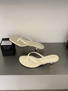 Eleganti sandali infradito con tacco gattino color crema dal design minimalista francese