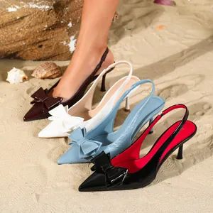 Elegante spitze Schleife Lackleder Slingback High Heels in verschiedenen Farben auf Sand