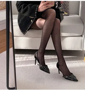 Elegantes zapatos de tacón de aguja negros con punta fina y hebillas de estilo francés