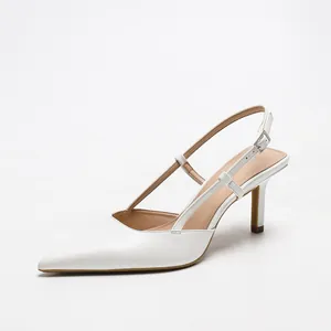 Eleganti décolleté bianche a punta con cinturino per un look da ufficio estivo chic.