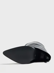 Detailansicht der eleganten schwarzen spitzen Stiletto-Hosenstiefel mit Sohle und Absatz
