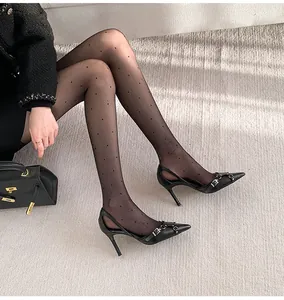 Zapatos de tacón de aguja negros de estilo vintage francés con hebilla y medias top