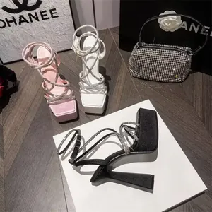 Sandalen met hoge hakken en kruisbandjes met strass en vierkante teen voor dames