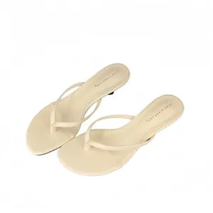 Infradito con tacco basso color crema minimaliste per un look chic da vacanza estiva