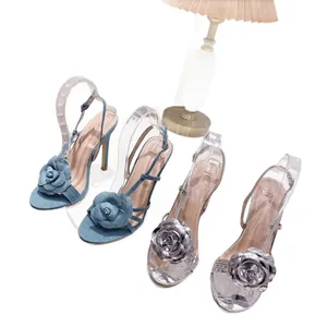 Elegante dames sandalen met naaldhak en bloemdecoratie in denim en zilveren afwerking