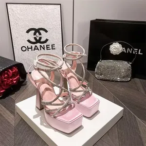 Roze platform hakken met strass kruisbandjes en een trendy vierkante neus ontwerp.