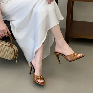 Eleganti sabot marroni a punta con tacco a spillo e fibbia a catena dorata donna.