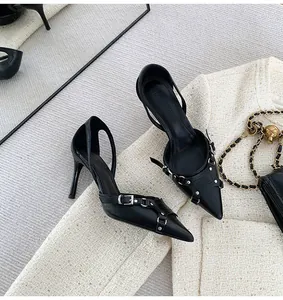 Vista detallada de elegantes zapatos negros de tacón de aguja con hebillas