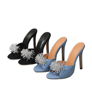 Élégantes sandales mules à talons aiguilles avec étoile en strass, noir et bleu denim