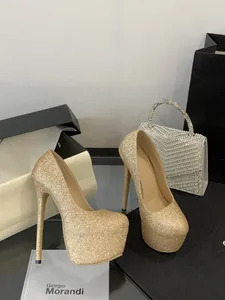 Primo piano di tacchi alti a plateau dorati glitterati con sexy tacco a spillo.