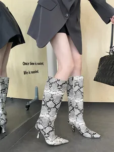 Modische kniehohe Stiefel mit Schlangenmuster und Pfennigabsatz in Grau und Weiß