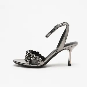 Elegante silberne Stiletto-Sandaletten mit Knöchelriemen und Metallic-Perlenverzierung