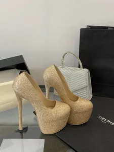 Dettaglio di tacchi a spillo platform glitterati oro per abiti da sera