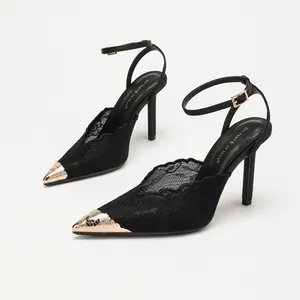 Schwarze Spitzen-Sandaletten mit spitzer Kappe, Gold-Metalldetail und elegantem Stiletto-Absatz