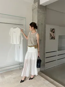 Modelo con tacones de gatito bordados en malla floral en un elegante estudio