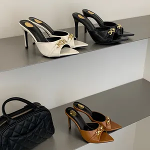 Mules a punta aperta con tacco alto e fibbia a catena dorata in vari colori