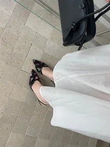 Elegantes bailarinas destalonadas de malla negra con bordado floral y punta fina