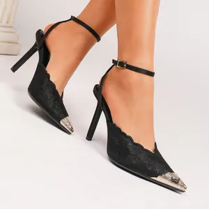 Elegante französische schwarze Spitzen-Stilettos mit spitzer Zehenpartie und Fesselriemen