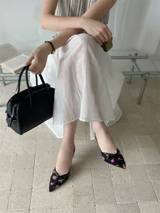 Elegantes sandalias de malla negra con bordado floral rosa y punta fina