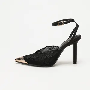 Elegante schwarze Spitzenpumps mit goldener Metallkappe und verstellbarem Knöchelriemen