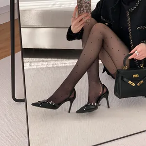Elegantes zapatos de tacón de aguja negros con punta fina y detalle de hebilla decorativa