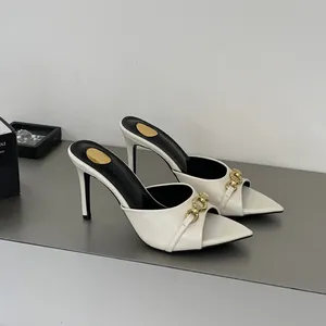 Eleganti sabot bianchi con tacco a spillo, punta aperta e fibbia a catena dorata.